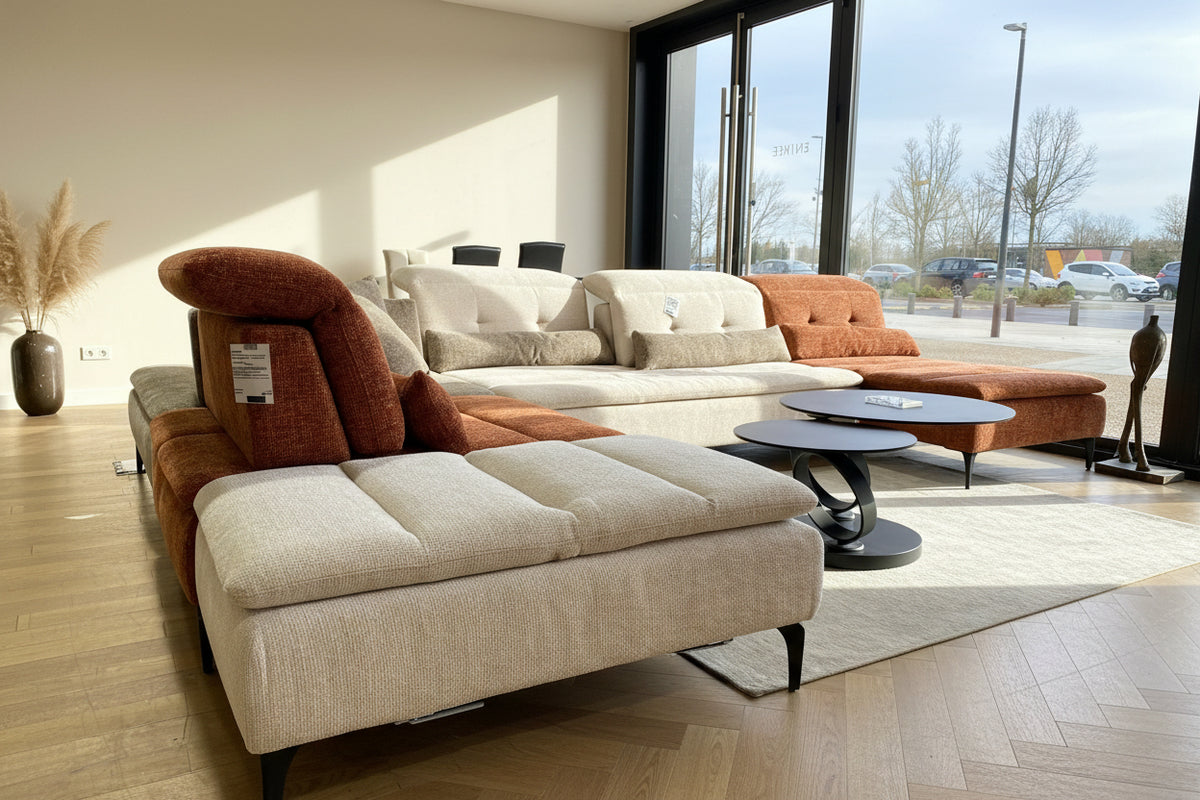 canape panoramique modulable en tissu confortable dossiers avance recule dans un magasin de meuble à Yerres