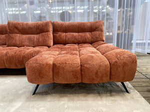 canapé d'angle avance recule en tissu bouclette terracotta - zoom sue la meridienne chaise longue