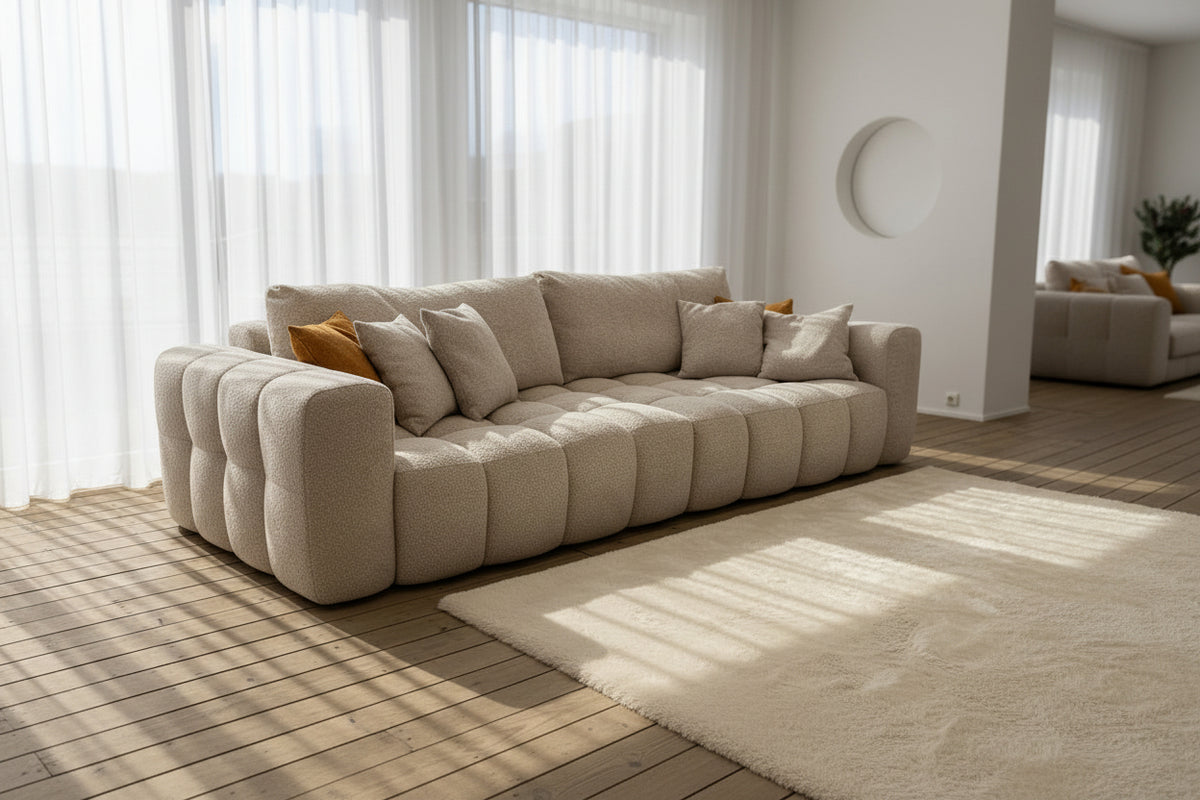 Canapé Éloïse droit bouclette beige – vue en showroom Souffle d'Intérieur Yerres, assises coulissantes