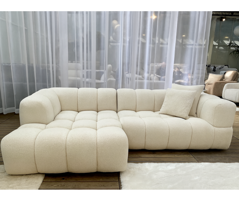 Détail du tissu velours matelassé beige du canapé Vida – finition élégante et douce au toucher