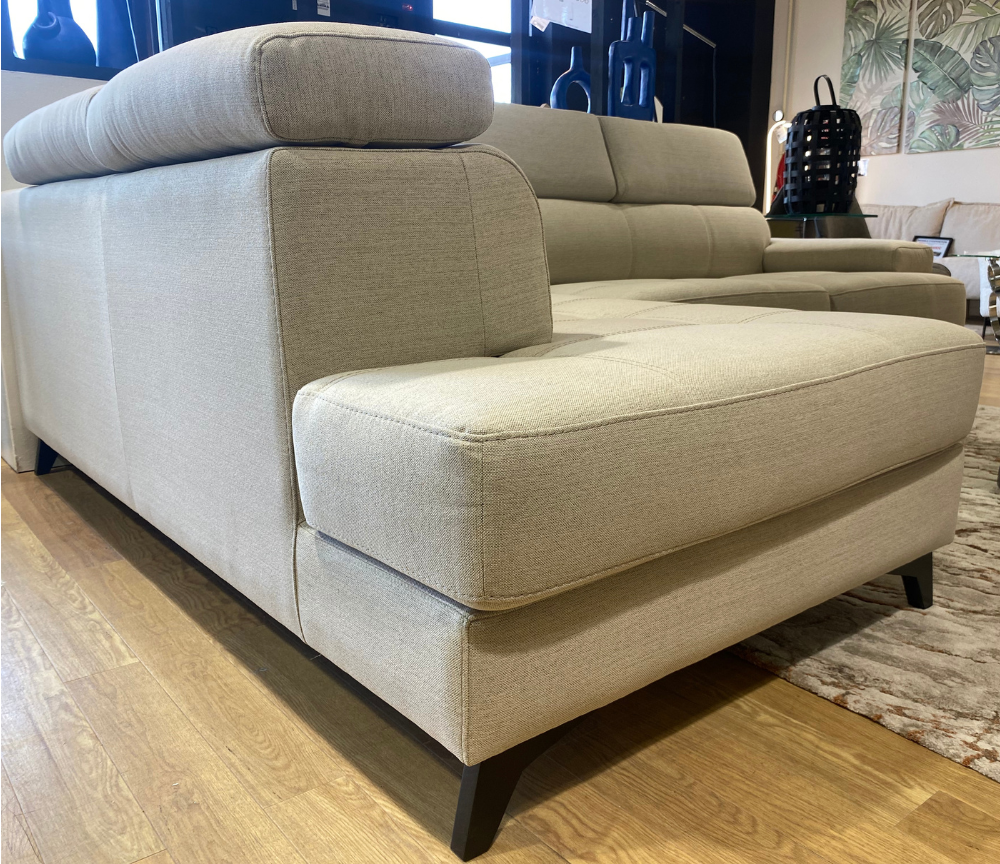 Détail canapé d'angle – Pola – méridienne à gauche – tissu beige – pieds métal chromé