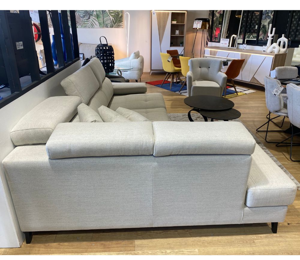 Canapé d'angle Pola – vue 3/4 – méridienne à gauche – tissu beige – pieds métal chromé