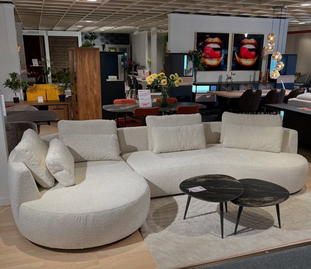 canapé d'angle beige en tissu bouclette dans le magasin de meuble a Yerres