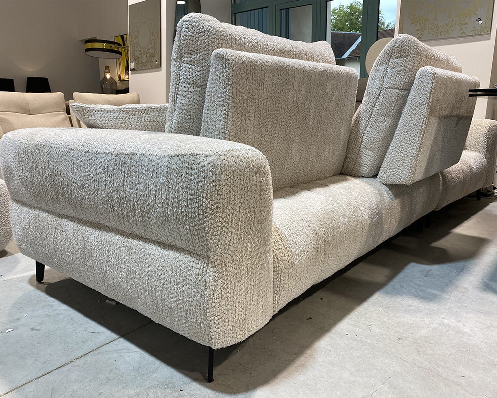 Canapé Melania en situation - en showroom  – tissu blanc anti-tâches
