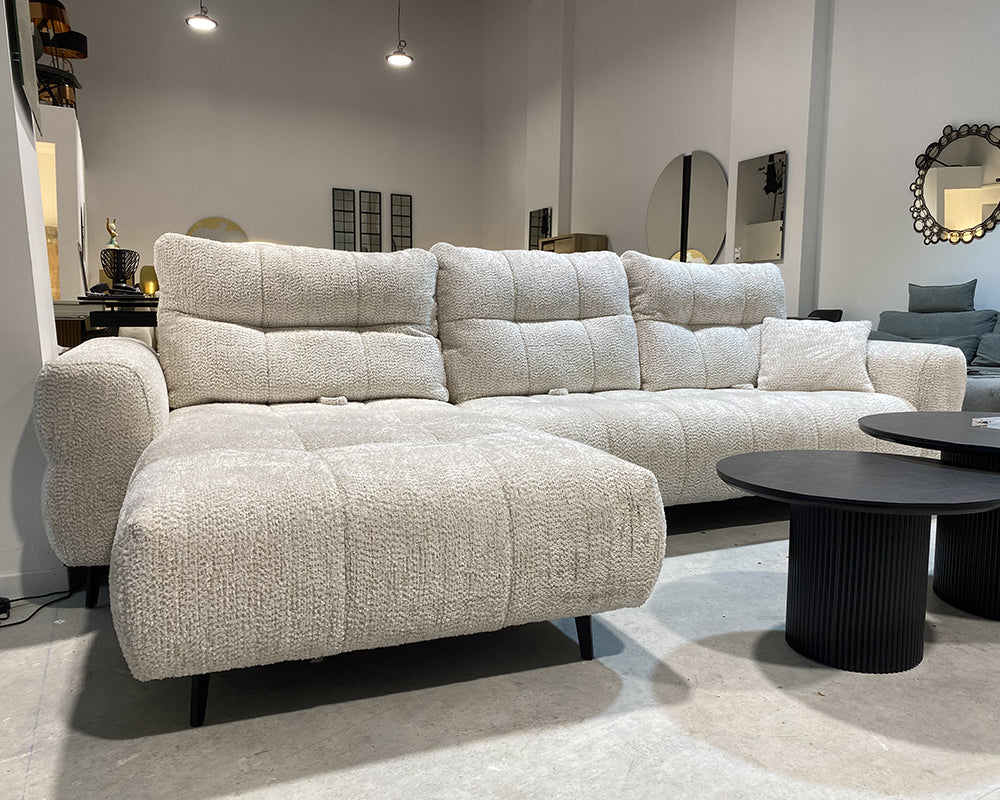 Canapé Melania en situation - en showroom  – tissu blanc anti-tâches