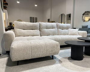 Canapé Melania en situation - en showroom  – tissu blanc anti-tâches