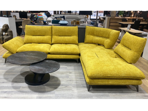 Canapé Libra d'angle jaune moutarde - vue rapprochée dossiers avance-recule modulables
