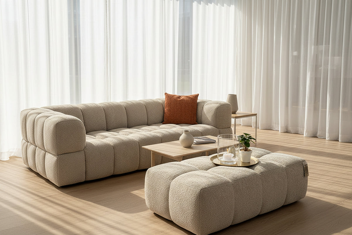 Canapé Vida en situation – en showroom – tissu beige de qualité