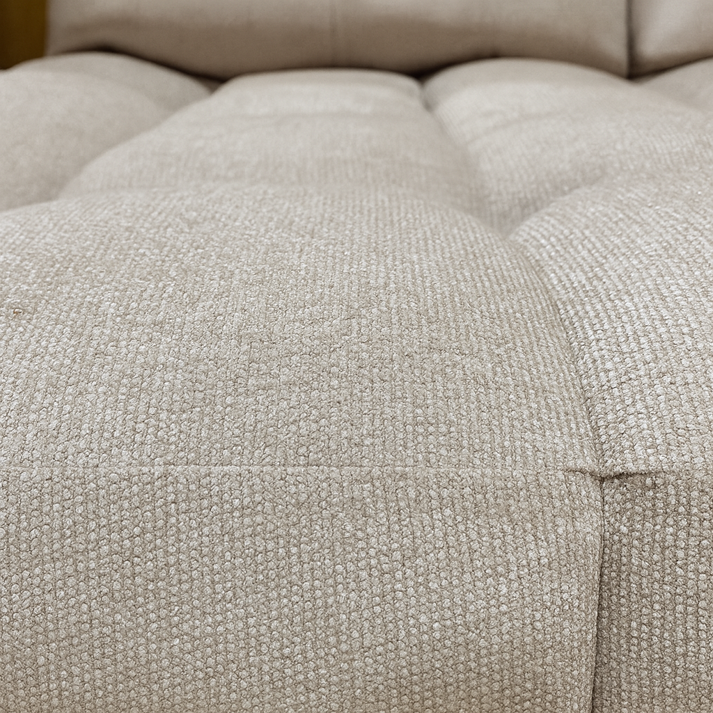 zoom sur l'assise d'un canapé avec dossiers basculants beige
