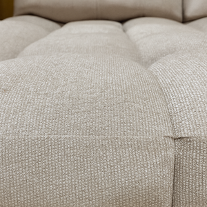 zoom sur l'assise d'un canapé avec dossiers basculants beige
