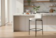Chaise bar bouclette blanche dans cuisine moderne