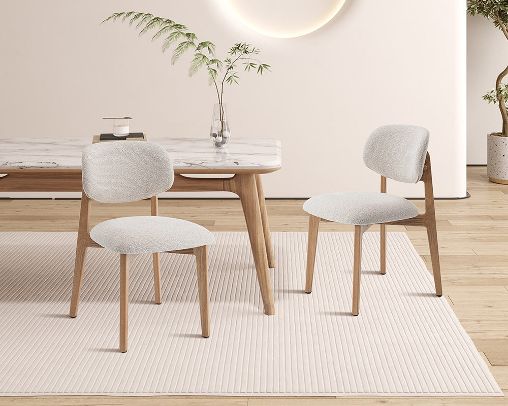 Chaise salle à manger Carmy – vue d’échelle avec table – tissu beige