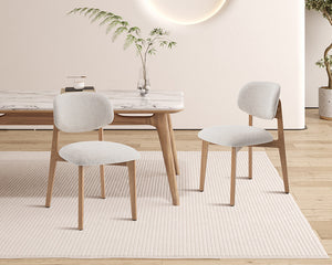 Chaise salle à manger Carmy – vue d’échelle avec table – tissu beige