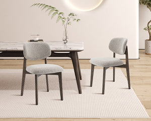 Chaise salle à manger Carmy – vue d’échelle avec table – tissu sable