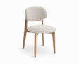 Chaise bois salle à manger Carmy – vue 3/4 – tissu beige – pieds chêne massif