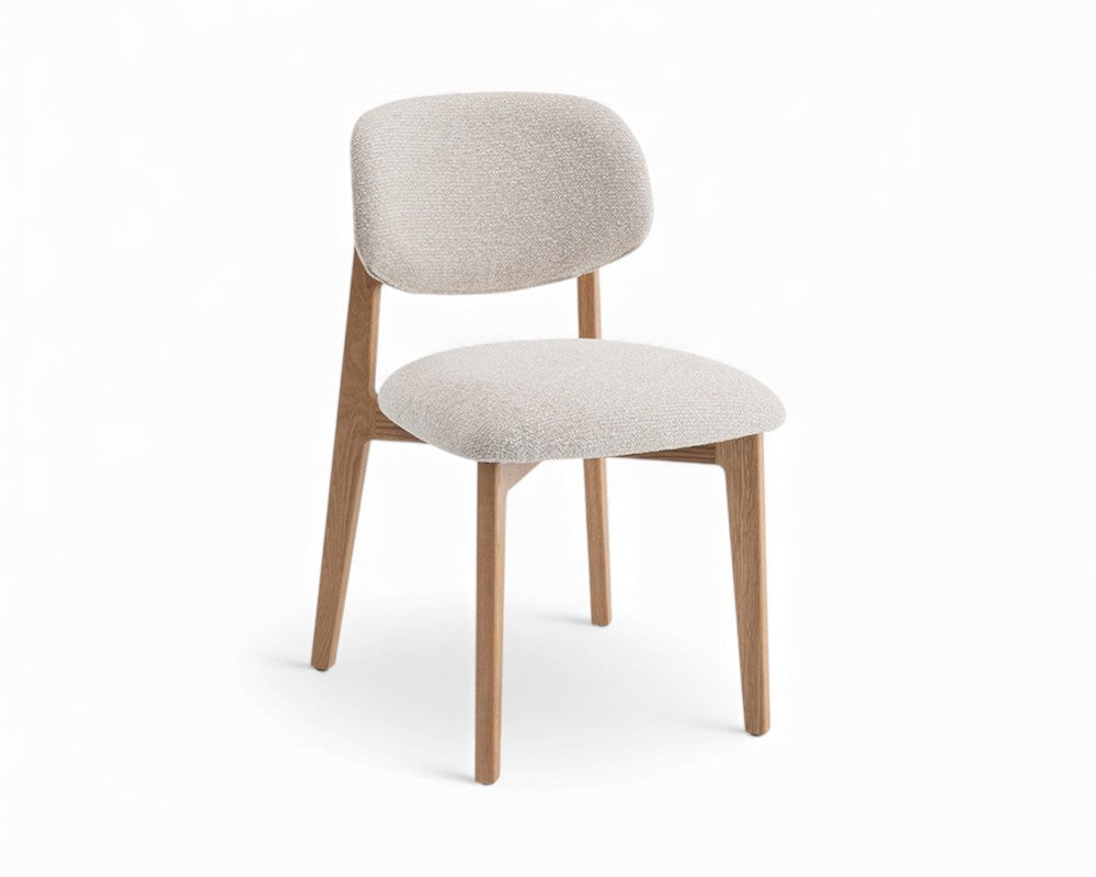 Chaise bois salle à manger Carmy – vue 3/4 – tissu beige – pieds chêne massif