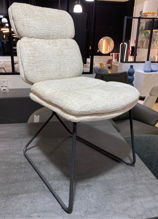 Chaise beige confortable pieds métal noir design  - Keola