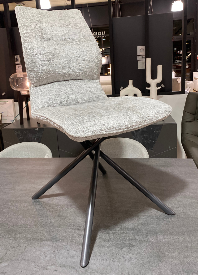 Chaise confortable gris clair pieds métal noir design  - Neela