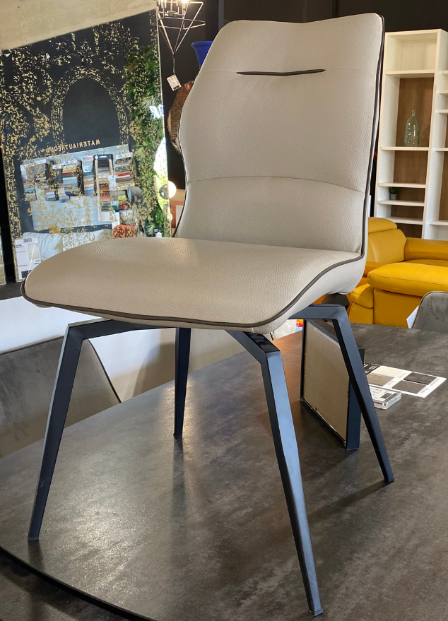Chaise confortable pivotante beige en Simili Cuir - Design chic - Souffle  D'intérieur