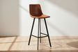Tabouret de bar industriel pieds métal marron sur un carrelage gris clair - SOUFFLE d'intérieur