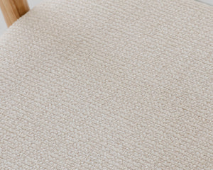 Détail assise – Clany – tissu beige – bois de frêne naturel