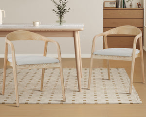 Chaise salle à manger Clany – vue d’échelle avec table – bois de frêne naturel
