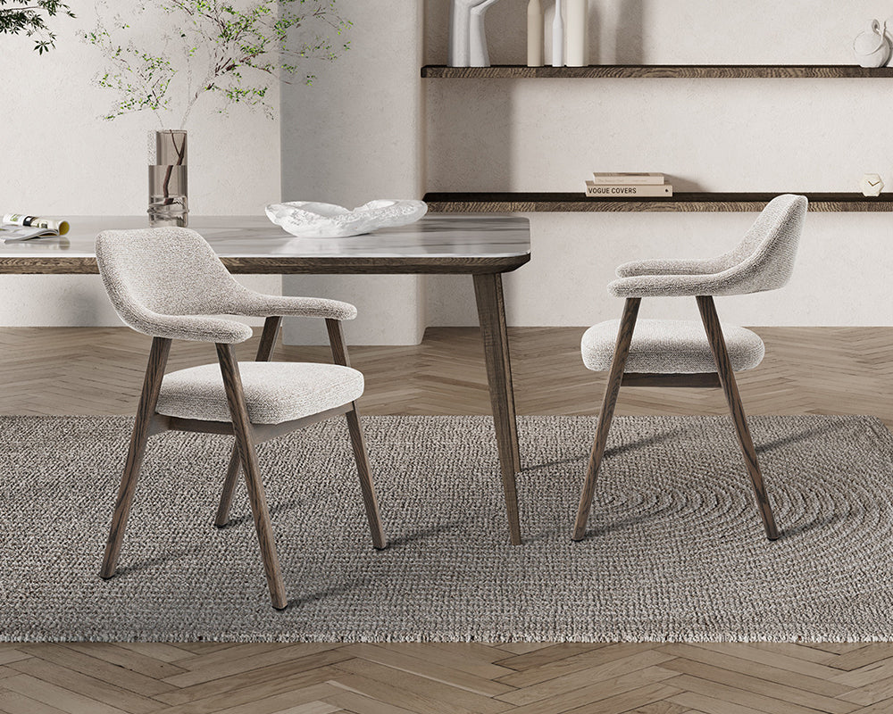 Chaise salle à manger Corail – vue d’échelle avec table – tissu sable