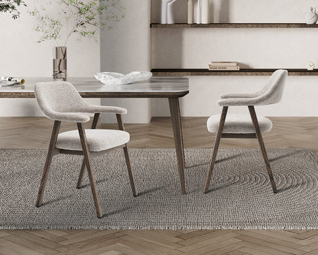 Chaise salle à manger Corail – vue d’échelle avec table – tissu sable