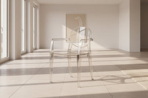 chaise transparente avec accoudoirs