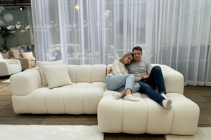 Couple sur canapé Vida beige méridienne