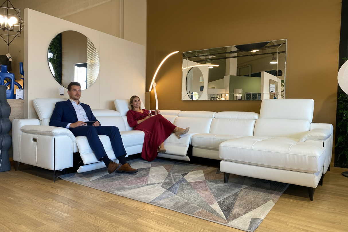 Couple sur les deux relax électriques du canapé panoramique blanc