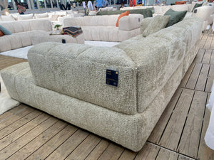 Gros plan sur le tissu velours vert matelassé du canapé Vida – qualité et élégance des finitions