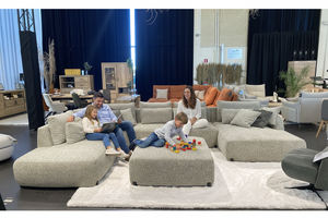 Famille détendue sur canapé panoramique XXL gris Jabo