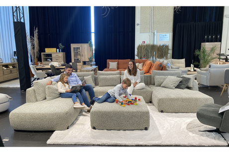 Famille détendue sur canapé panoramique XXL gris Jabo