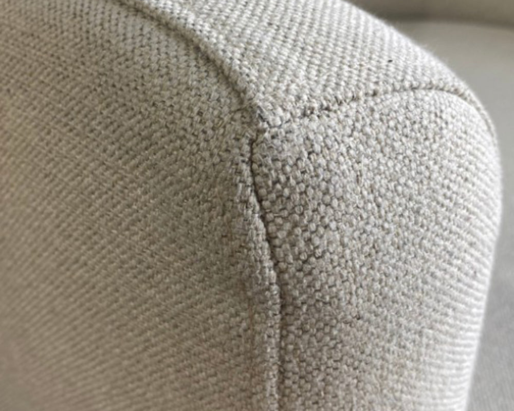 Fauteuil crapaud tissu beige pieds bois clair - Souffle d'intérieur