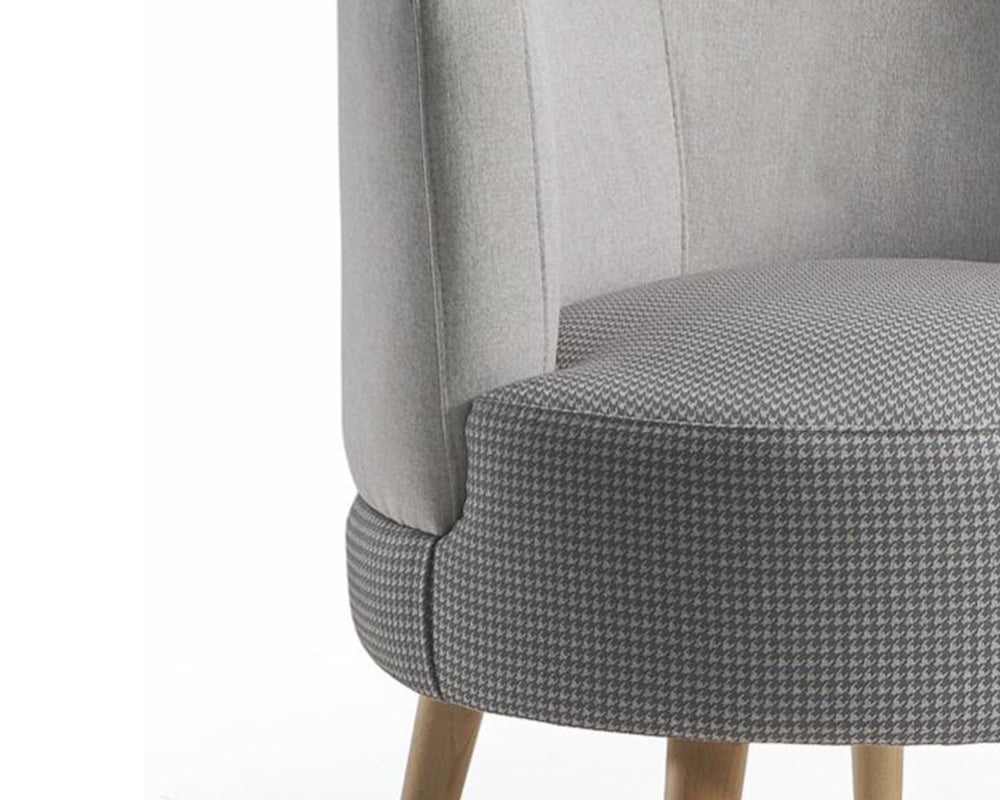 Fauteuil crapaud en tissu gris clair pieds bois - Souffle d'intérieur