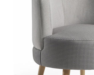 Fauteuil crapaud en tissu gris clair pieds bois - Souffle d'intérieur