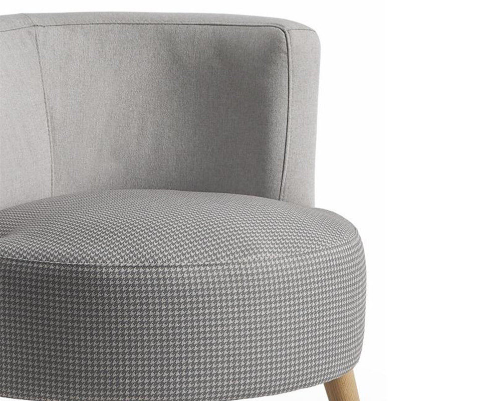 Fauteuil crapaud en tissu gris clair pieds bois - Souffle d'intérieur