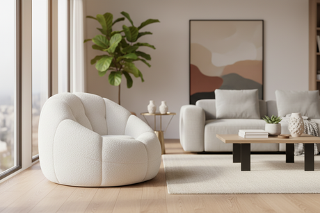 Fauteuil poire en bouclette blanche dans un salon contemporain
