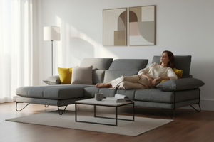 Femme chic détendue sur méridienne canapé gris anthracite