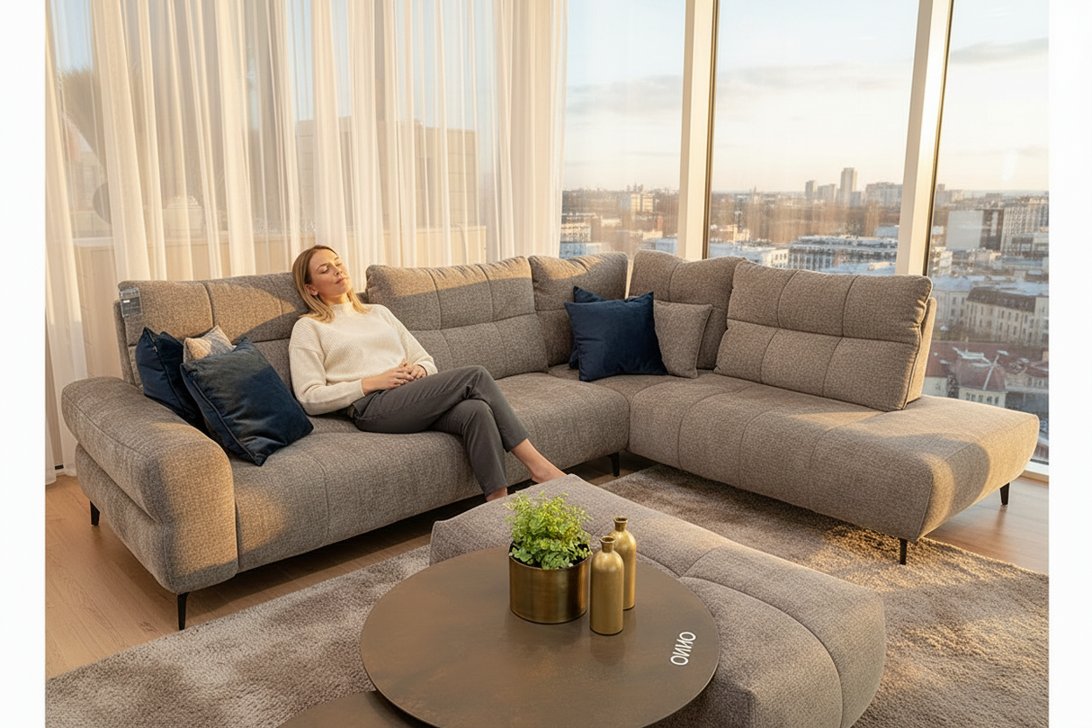 Femme détendue sur canapé gris - dossier reculé à gauche