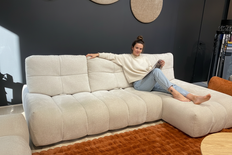 Femme en détente sur canapé Rumble beige
