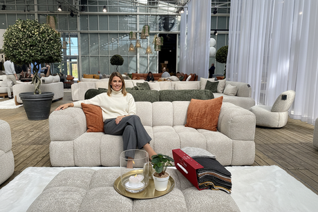 Femme élégante sur canapé beige modulaire