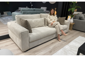 Femme élégante sur canapé beige - vue complète