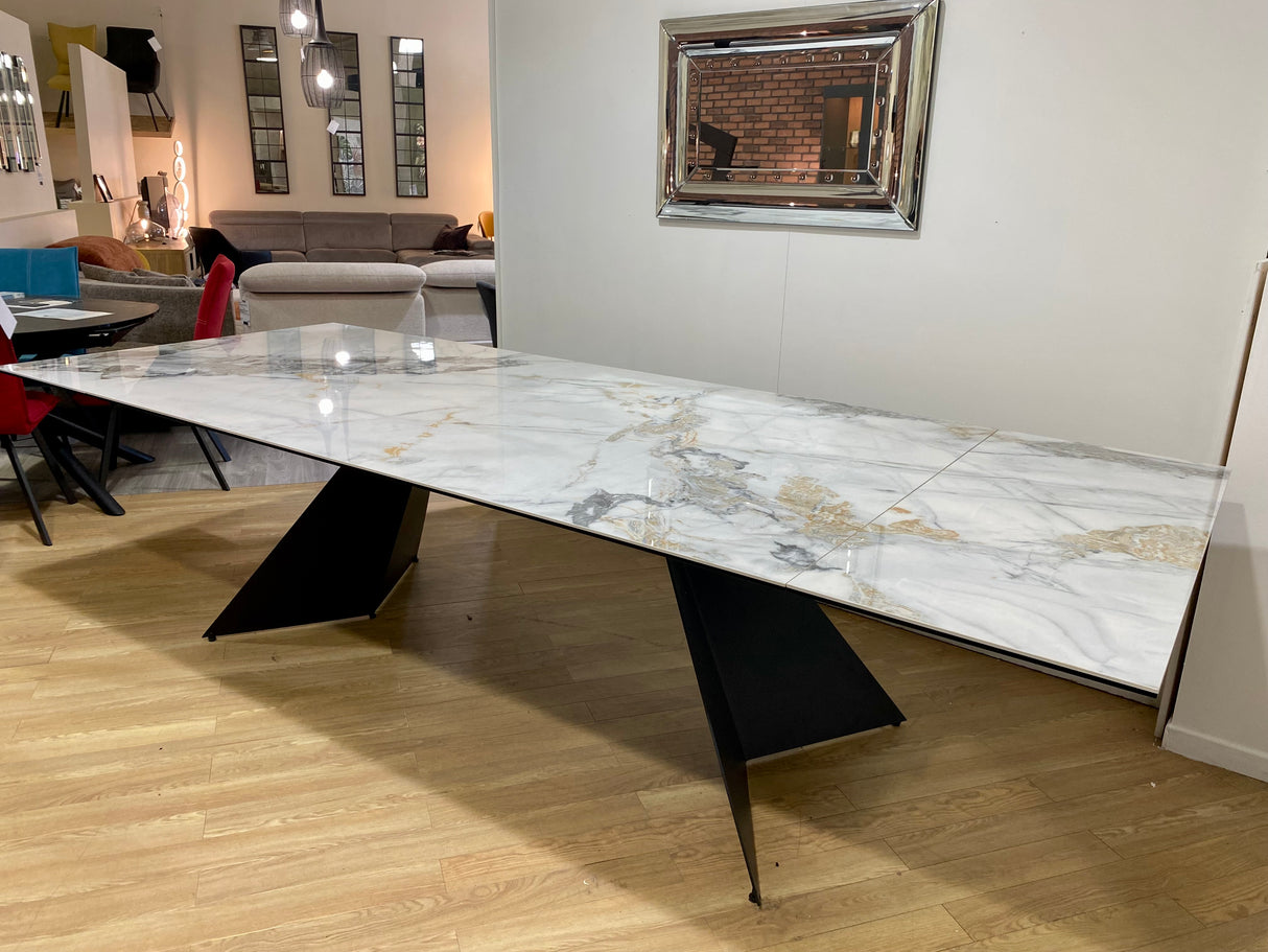 grande table marbre ceramique  extensible vue de biais en position ouverte