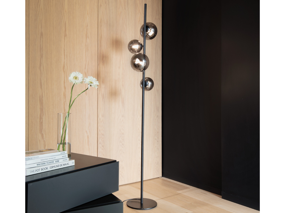 Lampadaire design noir Corollan – vue de profil