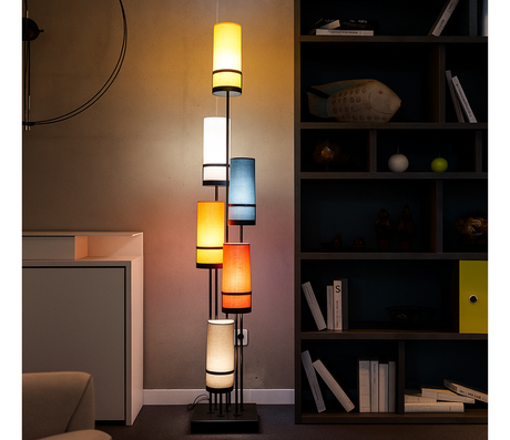 lampadaire multicolor allumé