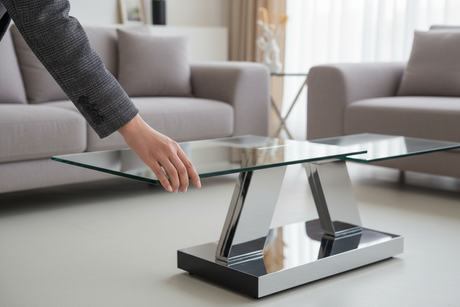 Main élégante saisissant le plateau pivotant - table Clara