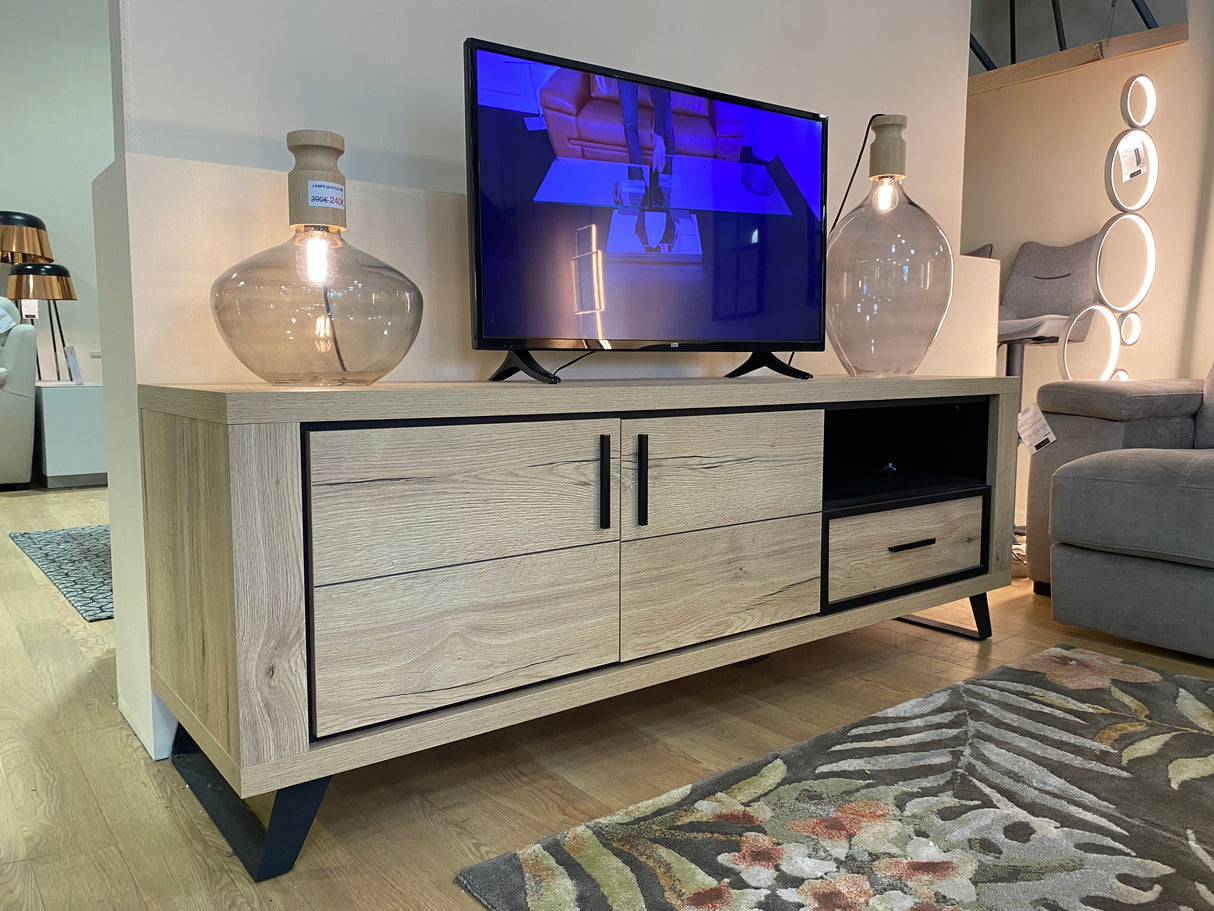 Meuble tv Rosa en situation – magasin de meuble a Yerres – vue 3/4 – bois naturel – pieds métal noir