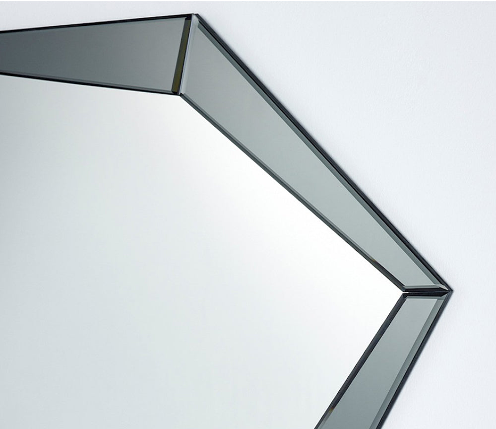Miroir polygonal gris Polygon – vue en situation salon
